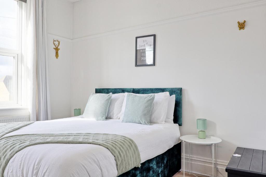 Postel nebo postele na pokoji v ubytování CLARK PROPERTY ESTATES - Spacious Home by the Sea - Families, Contractors, Parking, WiFi, Sleeps 6, Long Stays