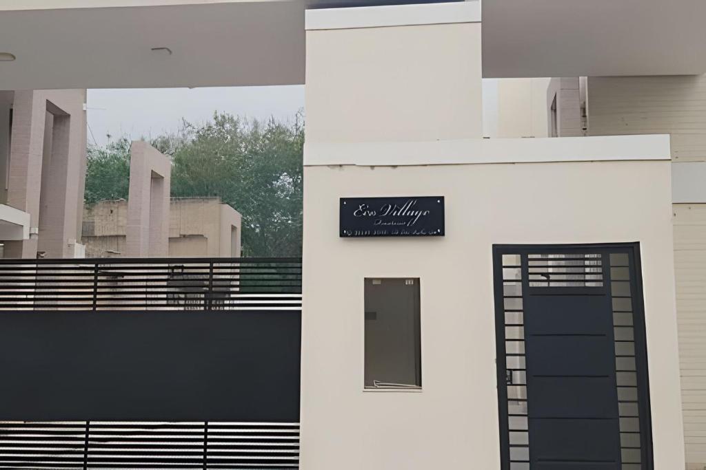 a collage of three images of a building with a door at Sobrado 6 amplo e confortável em condomínio in Corumbá