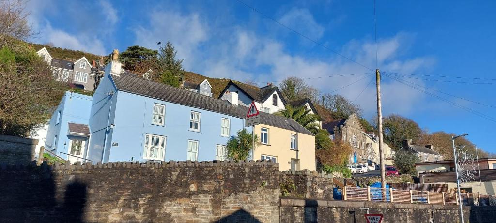 una fila di case dietro un muro di pietra di Cherry Cottage a Goodwick