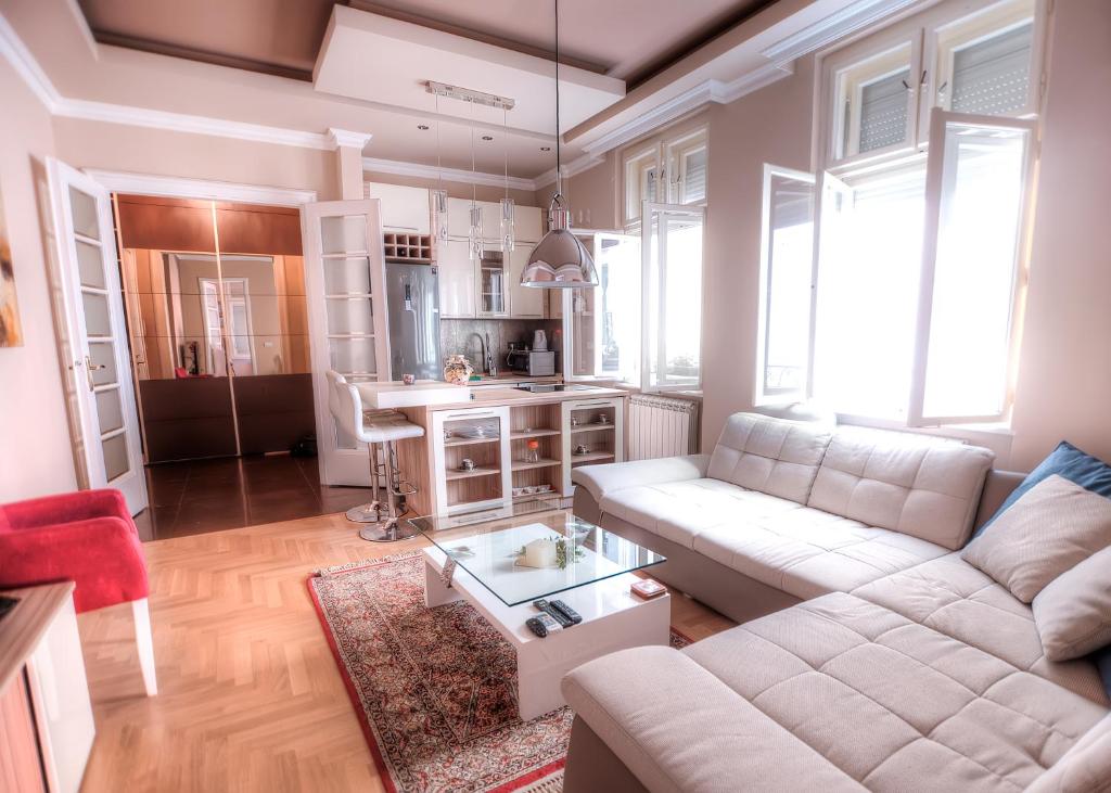 - un salon avec un canapé et une table dans l'établissement Crown Apartment - Your Royal Stay, à Belgrade