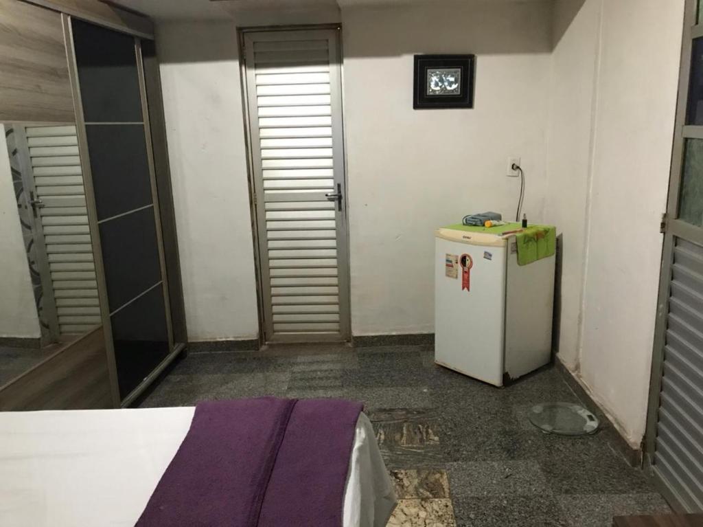 レシフェにあるLê Frevo Pernambucanoの小型冷蔵庫付きの客室です。