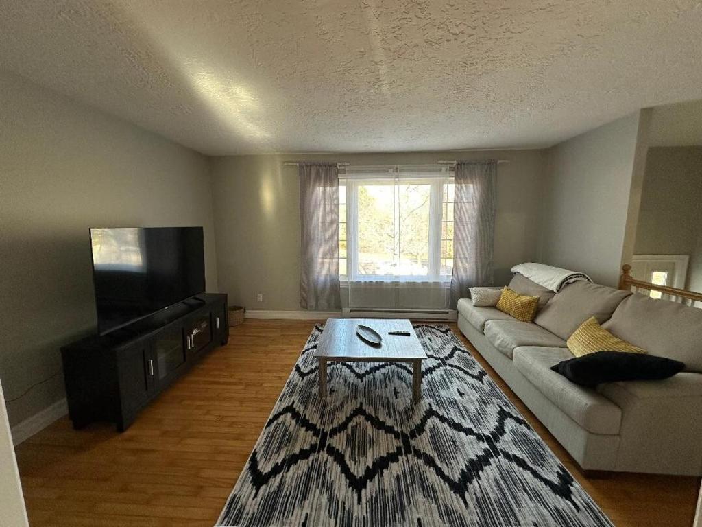 Μια τηλεόραση ή/και κέντρο ψυχαγωγίας στο The Grand Estate -4 bedroom