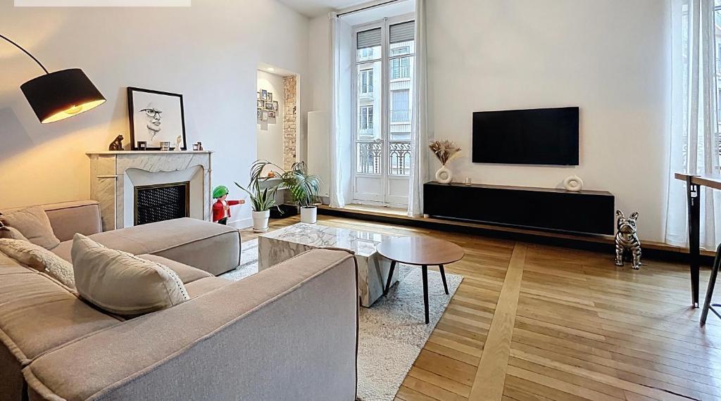 TV/trung tâm giải trí tại l atypique d Édouard