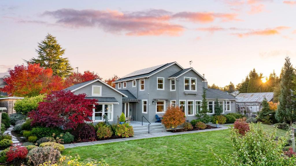 une maison avec un aménagement paysager dans la cour dans l'établissement 3-Home Coastal Retreat w Sauna Firepit Greenhouse Seabright Haven by AvantStay, à Coupeville