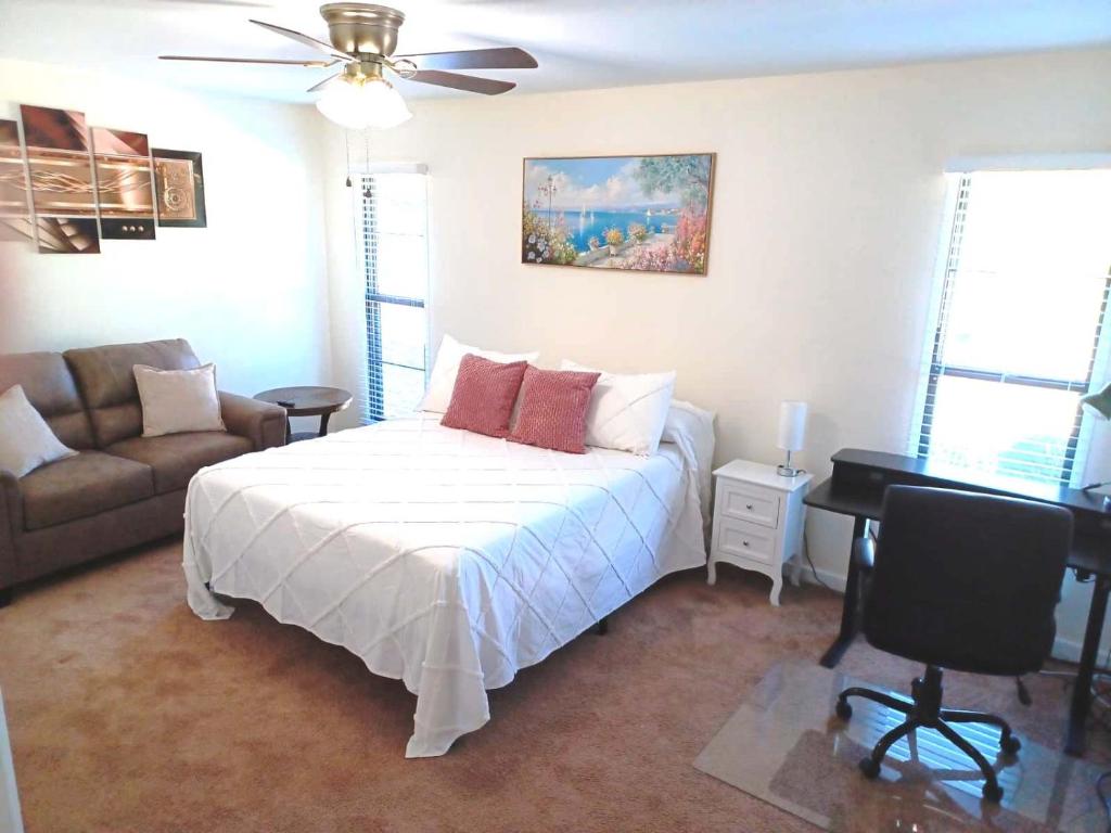 Χώρος καθιστικού στο SUN CITY WEST - Homestay - Private Room, Private Bath, Wi-Fi, Workspace with Garage