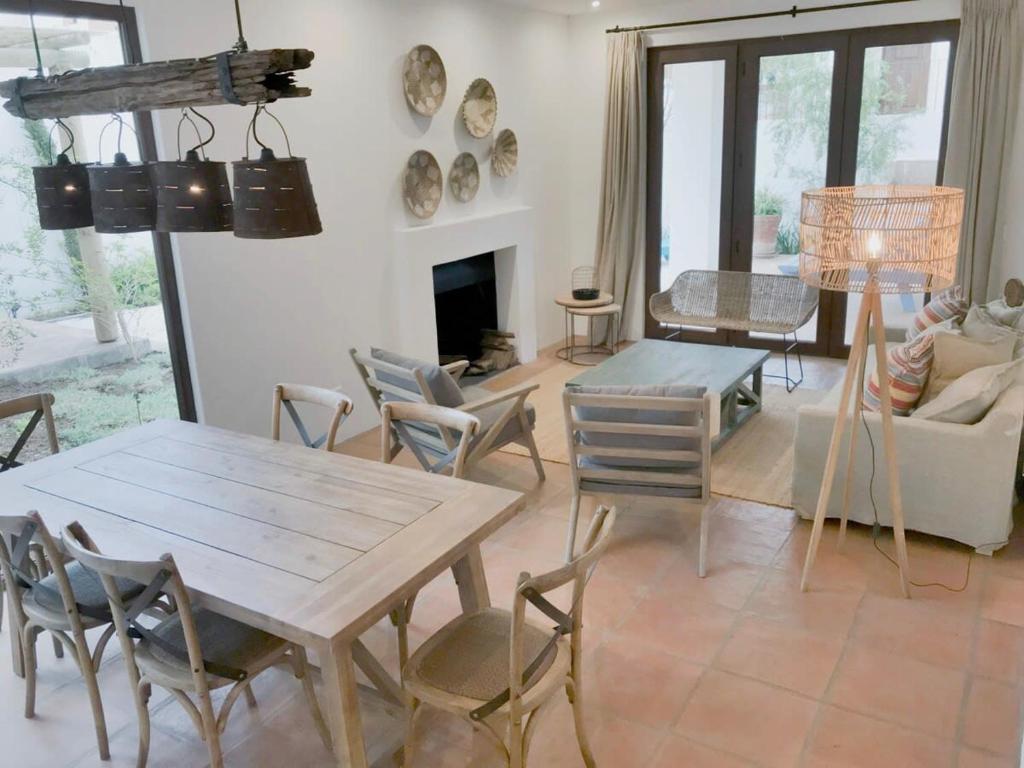 a living room with a wooden table and chairs at Casapueblo Rent Cachagua CP 18 in Cachagua
