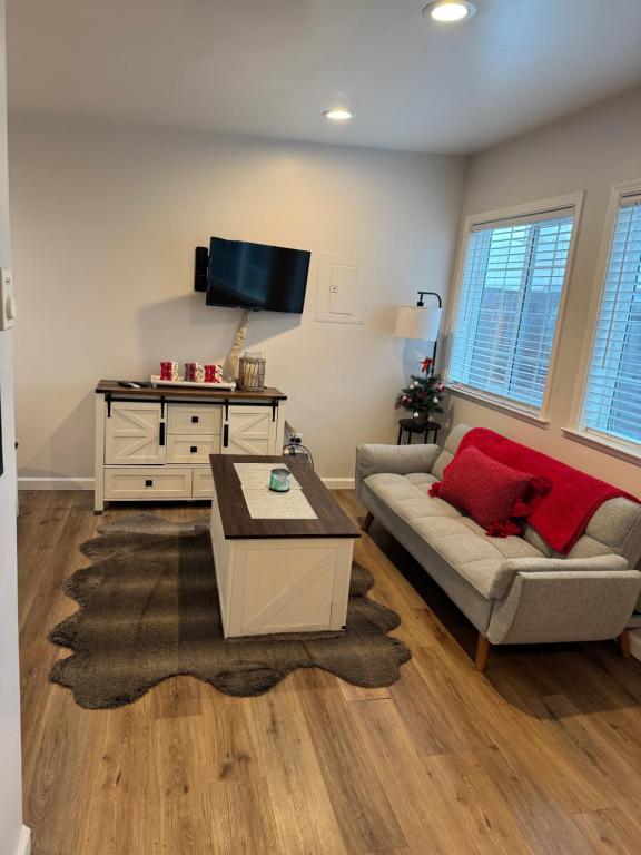 TV a/nebo společenská místnost v ubytování Private Cozy Retreat near Downtown Salinas!