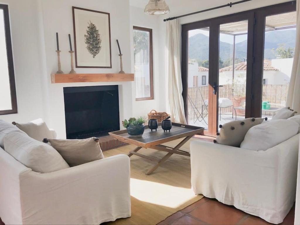 a living room with two white couches and a table at Casapueblo Rent Cachagua CP 05 in Cachagua