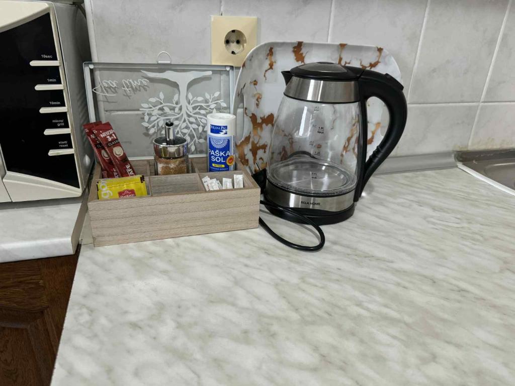 Příslušenství pro přípravu čaje a kávy v ubytování Apartman Stupine