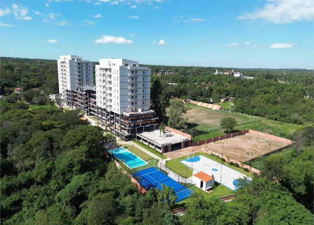 Bazén v ubytování 1 bedroom apartment, 3 min from the Airport nebo v jeho okolí