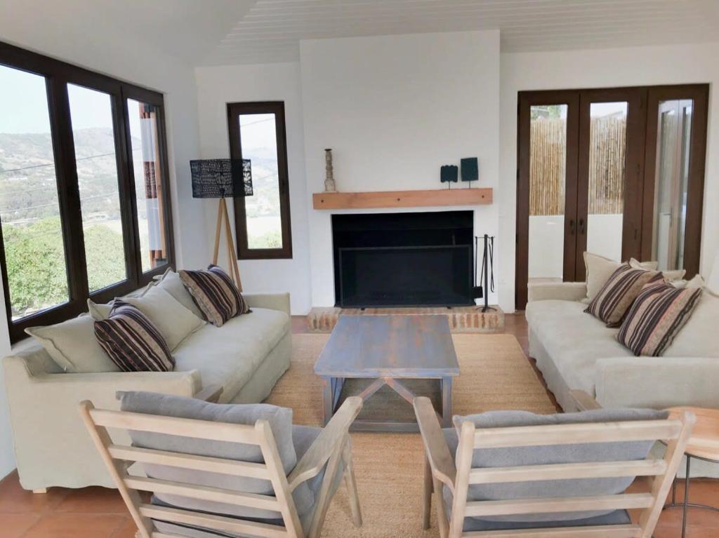 a living room with a couch and a table at Casapueblo Rent Cachagua CP 27 in Cachagua