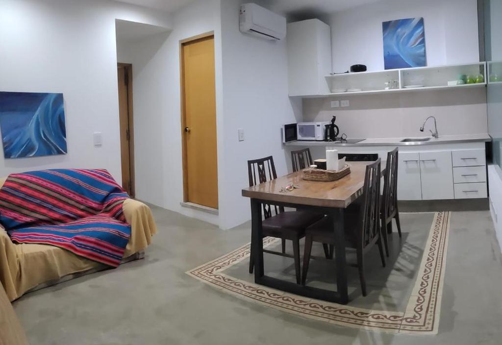 een keuken met een tafel en stoelen in een kamer bij APARTAMENTOS FRERS in Martínez