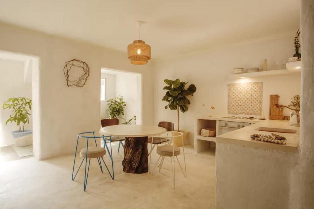 eine Küche mit Tisch und Stühlen in einem Zimmer in der Unterkunft Casa Alma in Vila Nova de Gaia