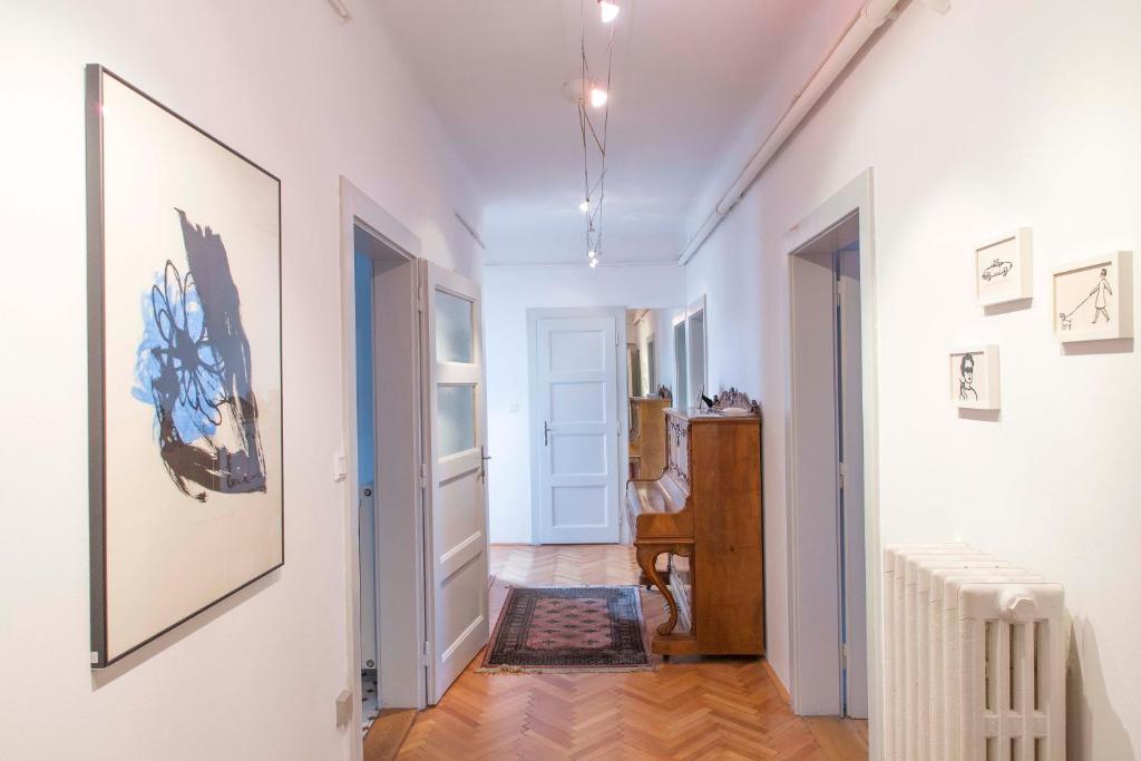 un pasillo con paredes blancas y una puerta blanca en Tomas's apartment, en Liubliana
