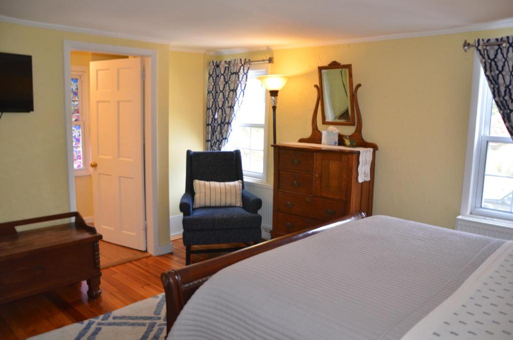 Cornwall Inn - Queen Room