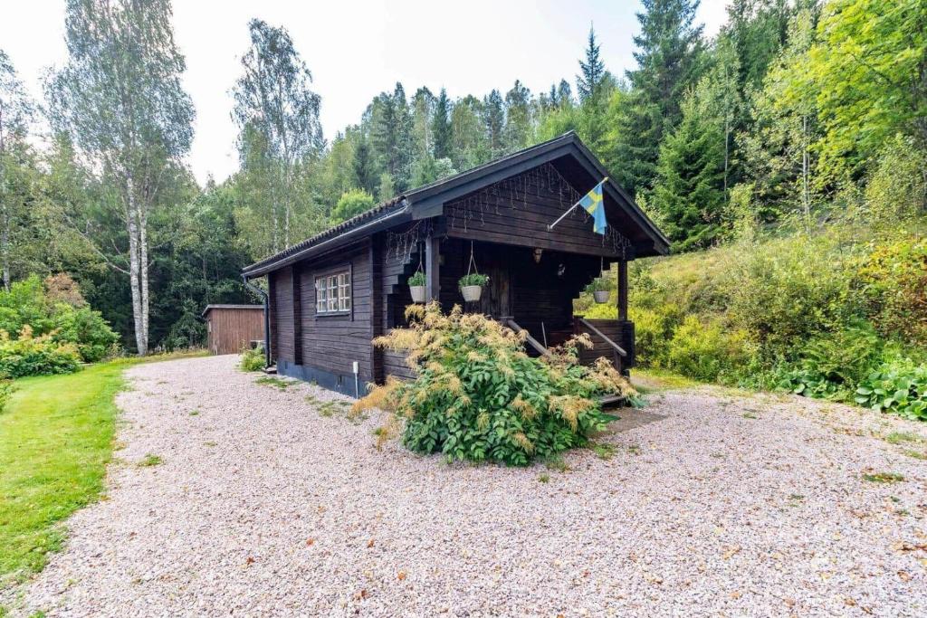 a small building in the middle of a gravel road at VAR799-Torsby-Bada-125-a in Klätten