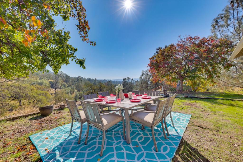 Κήπος έξω από το Scenic Yosemite Lakes Escape with Community Perks!