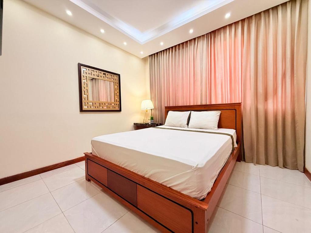 een slaapkamer met een groot bed in een kamer bij Suite sector exclusivo in Machala