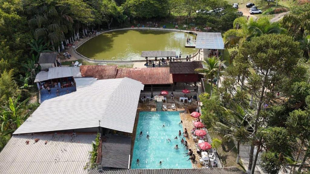 an overhead view of a pool at a resort at Pesque pague pousada do Carlinho in Pinheiral