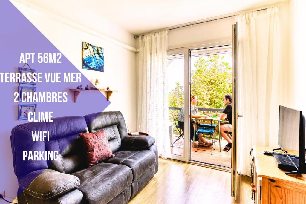 Una sala de estar con un sofá y un televisor. en Un séjour a empuriabrava-TERRASSE-VUE MER -CLIME- WIFI PARKING, en Empuriabrava