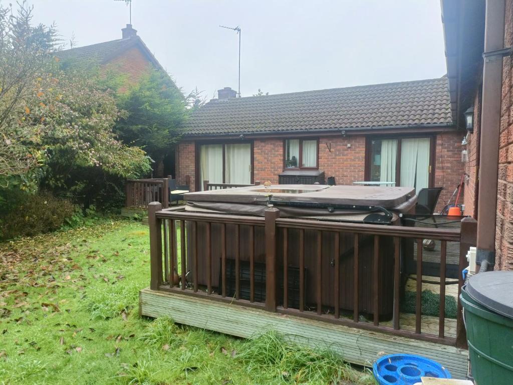 ダービーにあるWillow Lodgeの一軒家 デッキ&ガゼボ