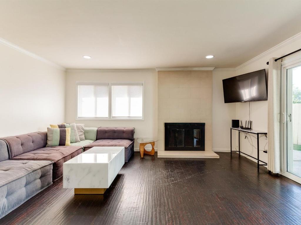 TV a/nebo společenská místnost v ubytování 5 Bedroom Charmer in Granada Hills