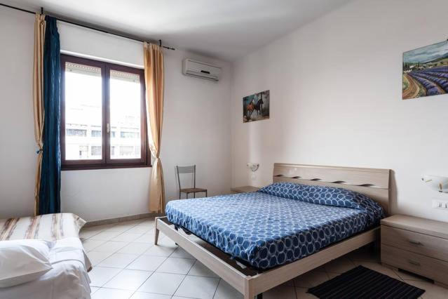 - une chambre avec un lit et une fenêtre dans l'établissement Affittacamere Scotto, à Pise