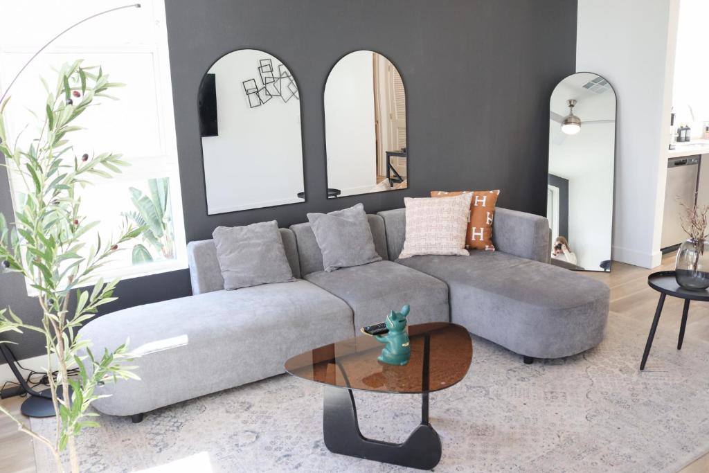 Posezení v ubytování Serene APT 10 Min from Disneyland With Pool & GYM