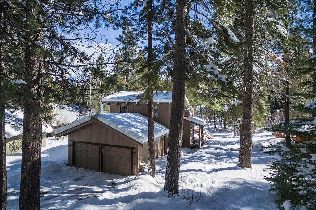 een klein gebouw in de sneeuw met bomen bij Northstar Ski Area in Abbeyville
