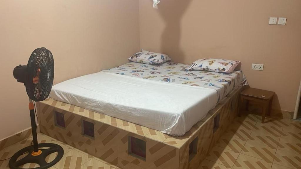 Postel nebo postele na pokoji v ubytování Jusula Beach Bungalows, Sanyang Beach, Free Wifi