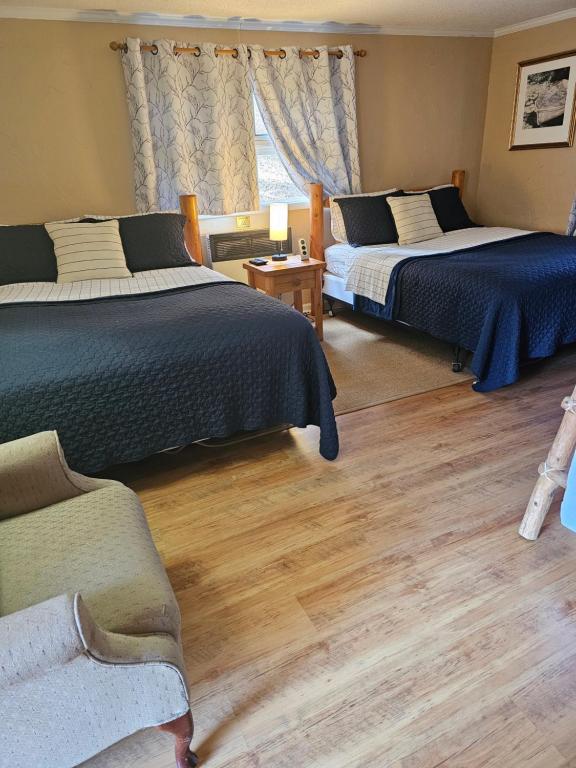 Cornwall Inn - Queen Room With Two Queen Beds