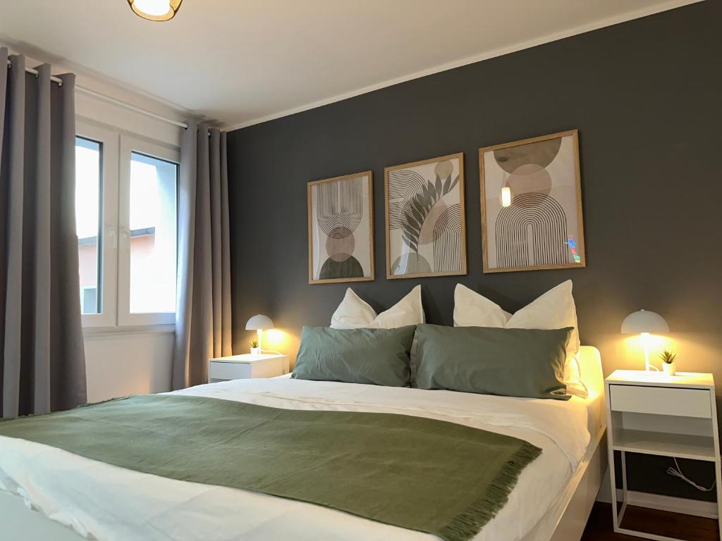 En eller flere senge i et værelse på Modernes City Apartment