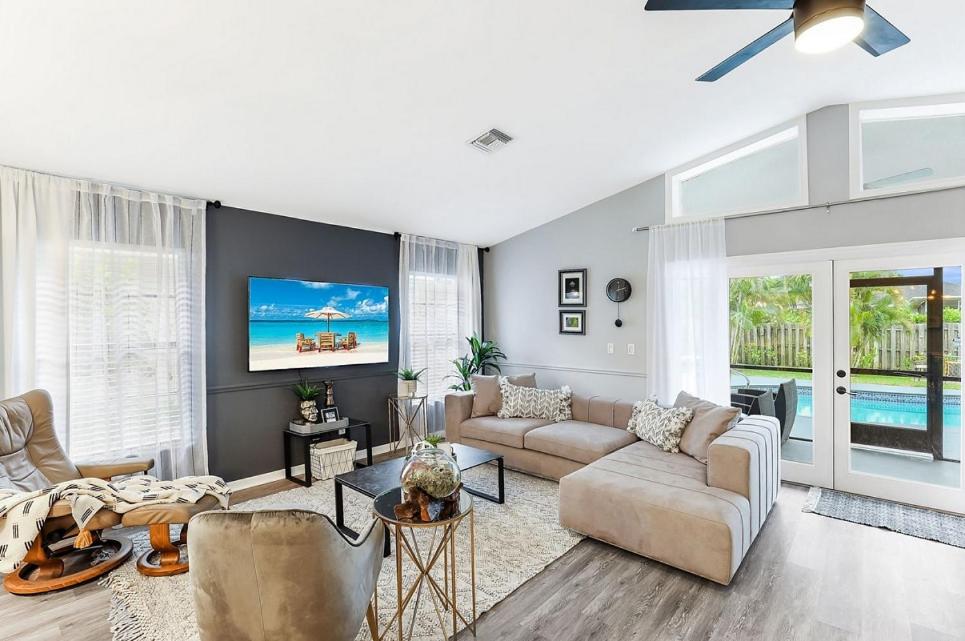 Swimmingpoolen hos eller tæt på Naples Bungalow 4 min from the BEACH!