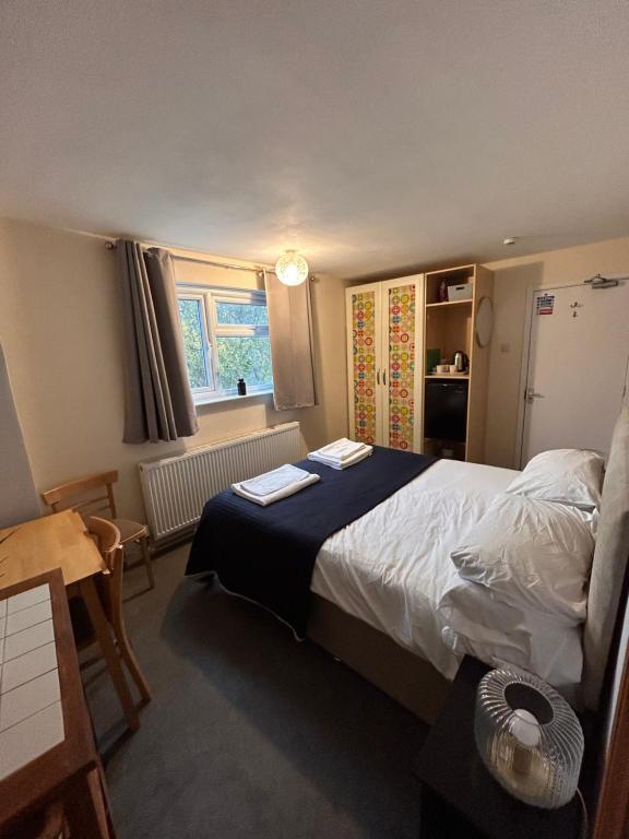 Un dormitorio con una cama con dos toallas encima. en The Nook, en Bedford