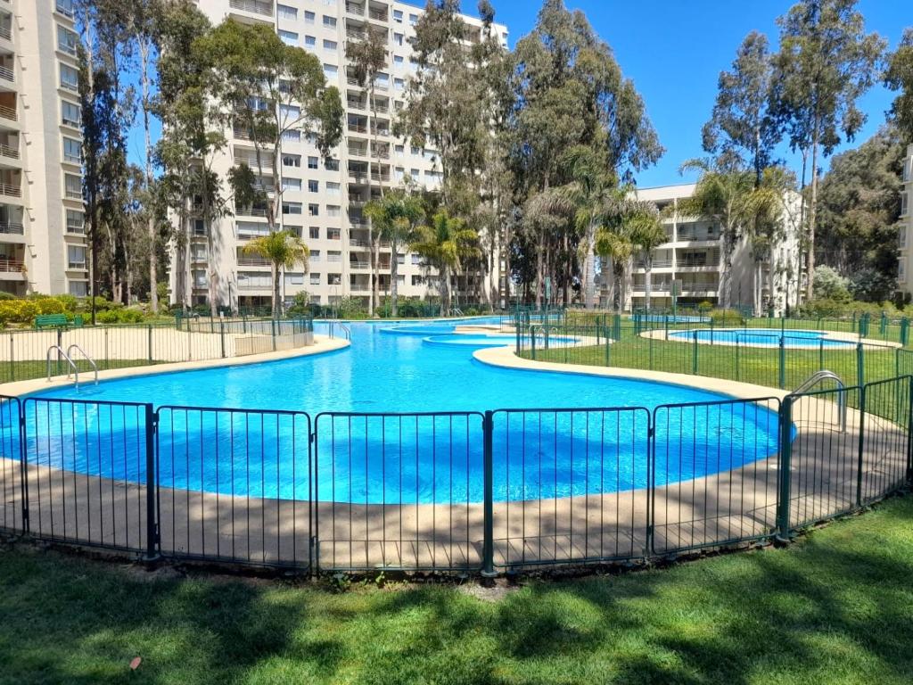 an empty swimming pool in a apartment complex at Departamento Costa Algarrobo Norte in Mirasol