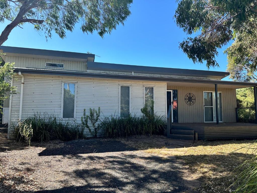 Το κτήριο όπου στεγάζεται  η παραθεριστική κατοικία