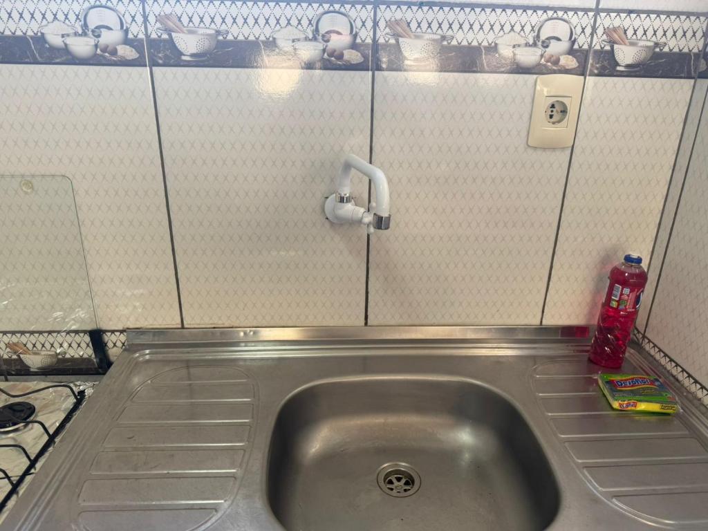 Un fregadero de acero inoxidable en una cocina con encimera en Central Urbano CDE, en Ciudad del Este