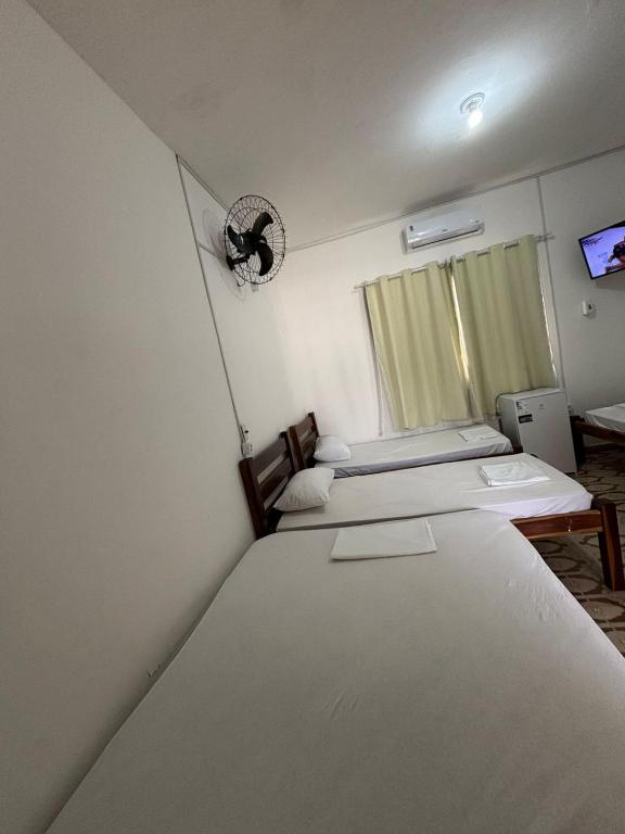 Pousada Praça da Bíblia - Santa Maria da Vitória - Habitación Cuádruple Confort