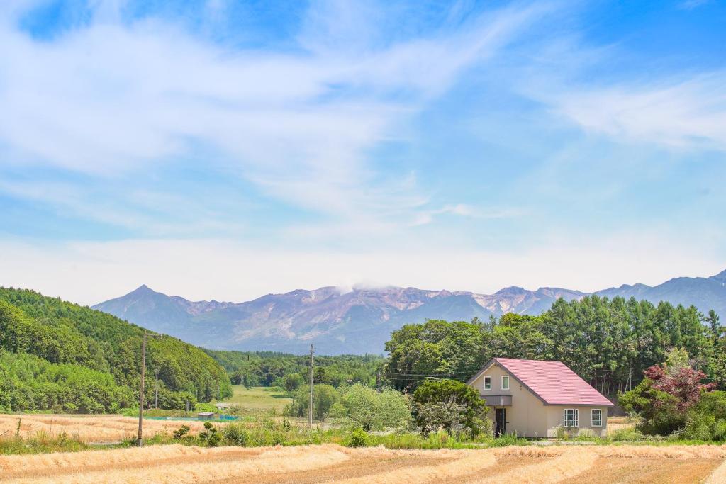 上富良野町にあるNorth Furano Houseの山を背景にした畑の家