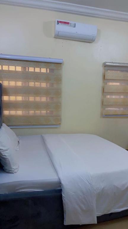 Postel nebo postele na pokoji v ubytování Benny rose apartment