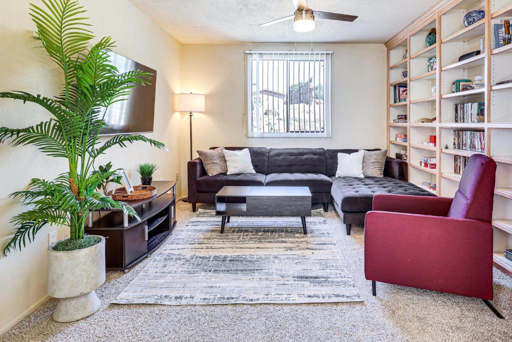 Χώρος καθιστικού στο Hike, Sip and Explore Couples Retreat in Fallbrook