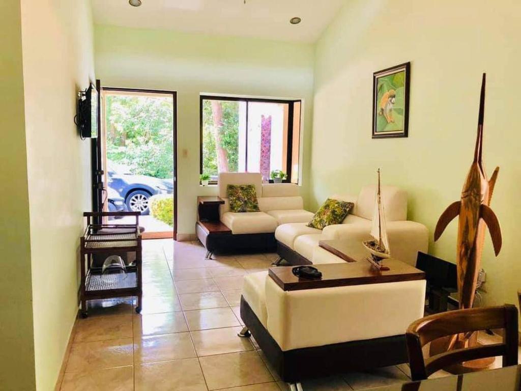 Χώρος καθιστικού στο Beach House In Punta Leona with private Pool