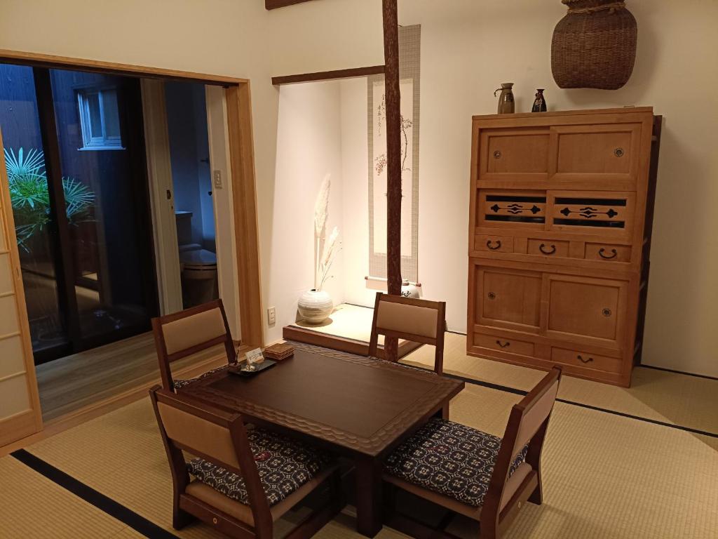 Posezení v ubytování Gion House