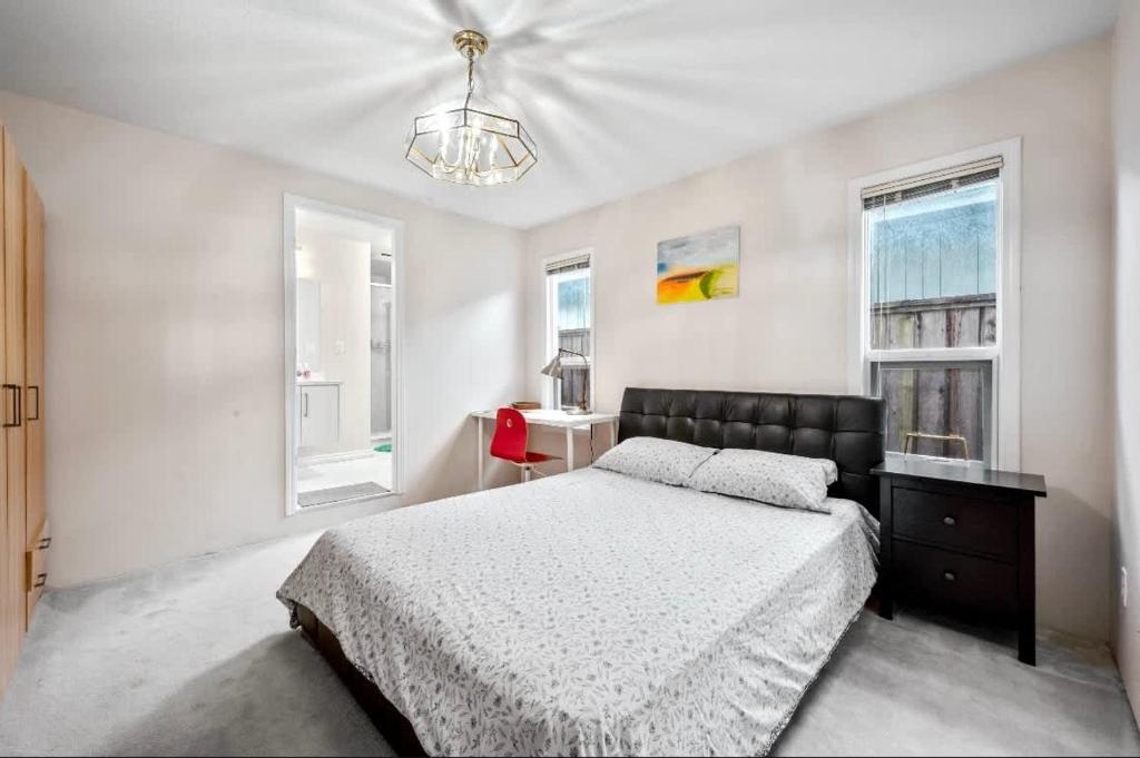 Postel nebo postele na pokoji v ubytování Bright Maple Suite