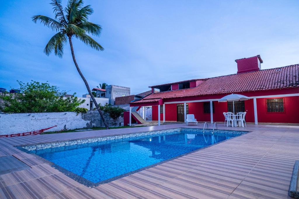Bazén v ubytování Casa a 950 m da Praia de Jauá - Espaçosa e Aconchegante! nebo v jeho okolí