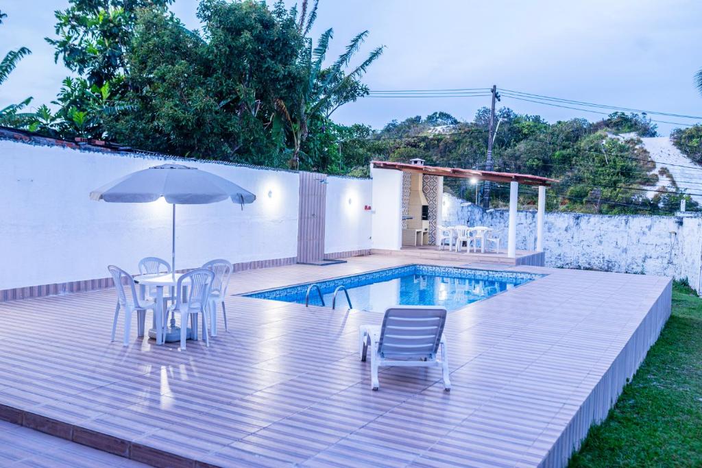 Bazén v ubytování Casa a 950 m da Praia de Jauá - Espaçosa e Aconchegante! nebo v jeho okolí