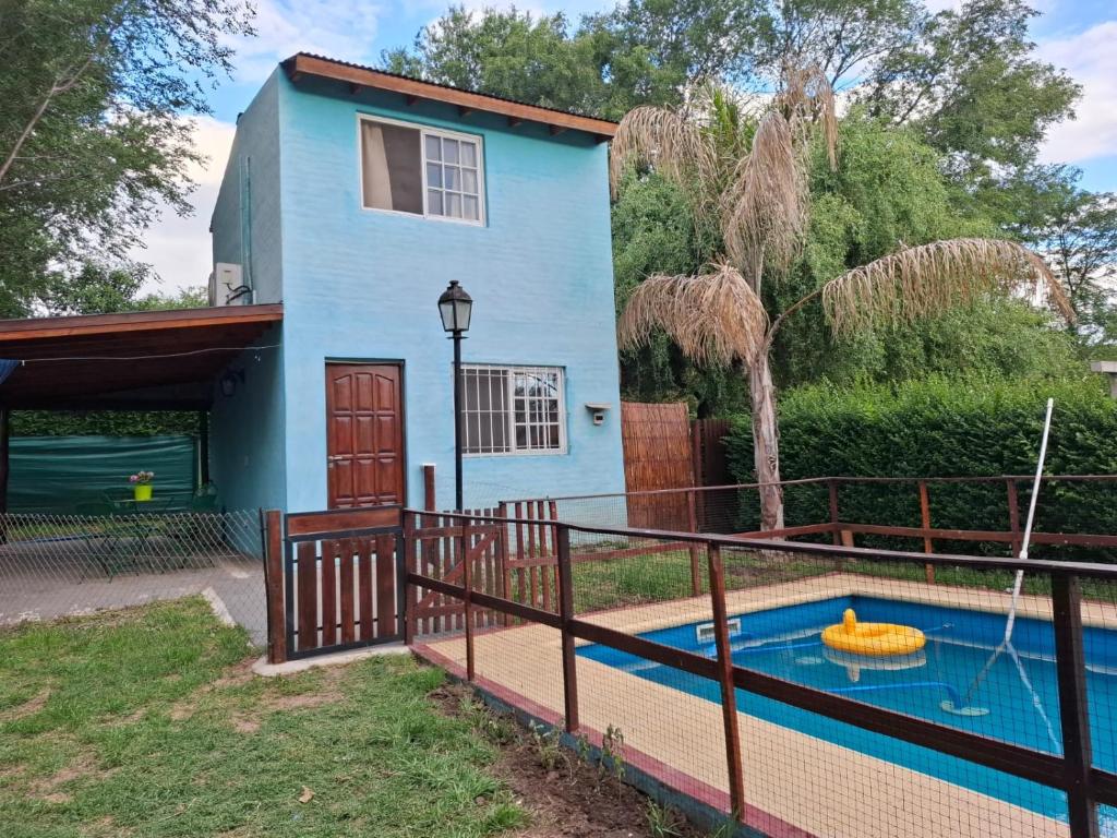 ein Haus mit einem Pool davor in der Unterkunft Orión VGB in Villa General Belgrano