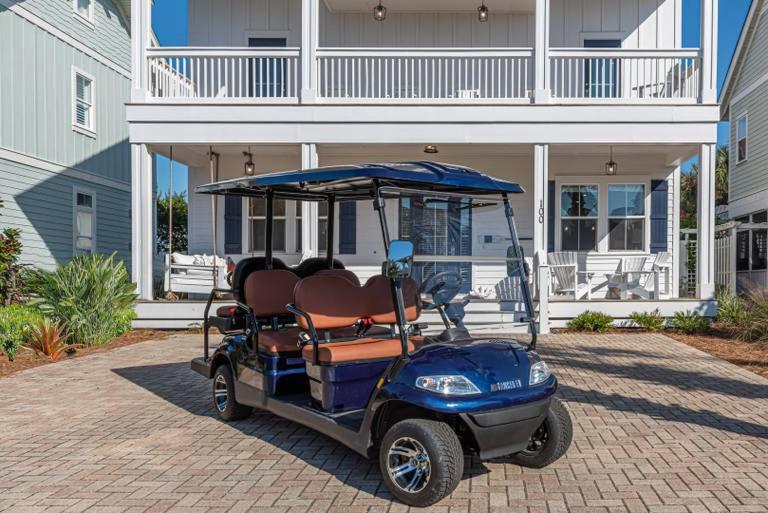 einem Golfwagen, der vor einem Haus parkt in der Unterkunft Blue Dream in Santa Rosa Beach