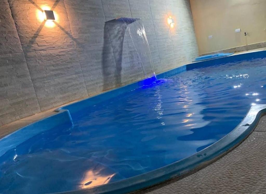 a large swimming pool with a water fountain at relajate en buzios in Búzios