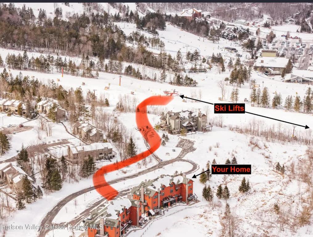 Το Modern Hunter Mountain Condo Steps from Slopes τον χειμώνα